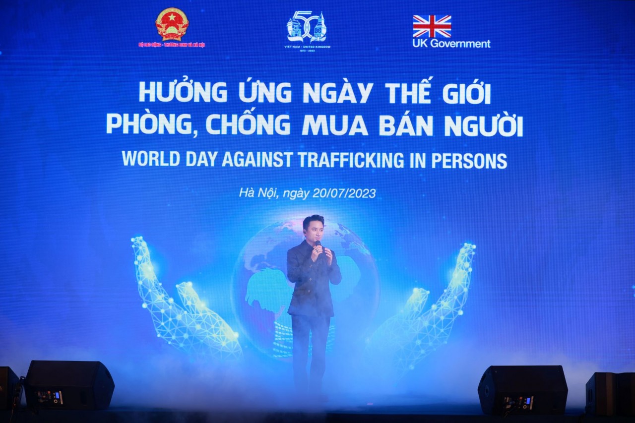 Tiết mục ca nhạc của ca sĩ Phan Mạnh Quỳnh tại sự kiện. (Nguồn: ĐSQ Anh tại Việt Nam)