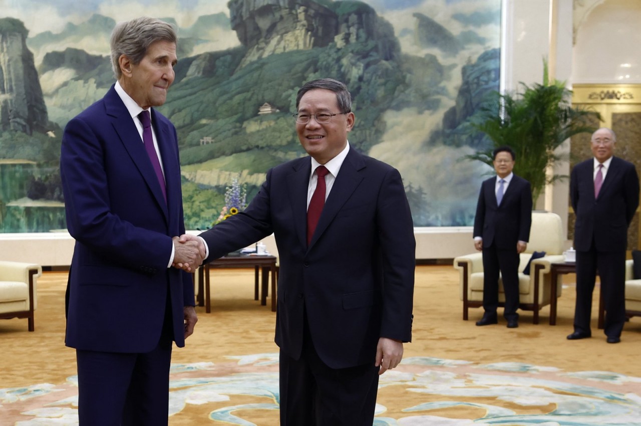 Thủ tướng Triung Quốc Lý Cường tiếp ông  John Kerry, Đặc phái viên của Tổng thống Mỹ về biến đổi khí hậu trong chuyến thăm Trung Quốc từ 16-19/7. (Nguồn: EPA)