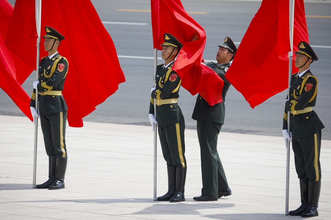 Các thành viên đội danh dự Trung Quốc đứng thành đội hình ở Bắc Kinh vào ngày 24/5. (Nguồn: AP)
