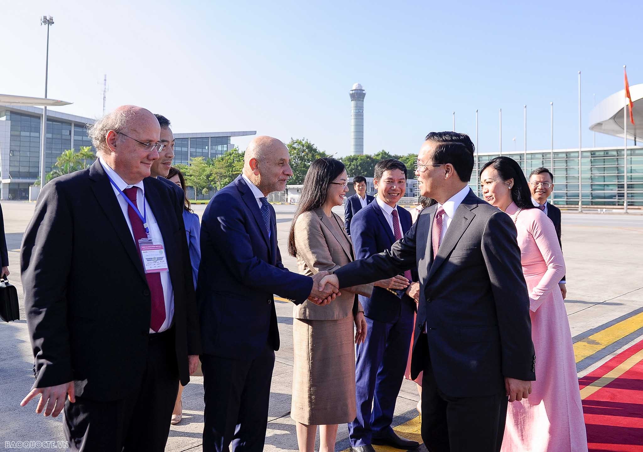 Tiễn Chủ tịch nước và Phu nhân tại sân bay có Đại sứ Áo tại Việt Nam và Đại sứ Italy tại Việt Nam.