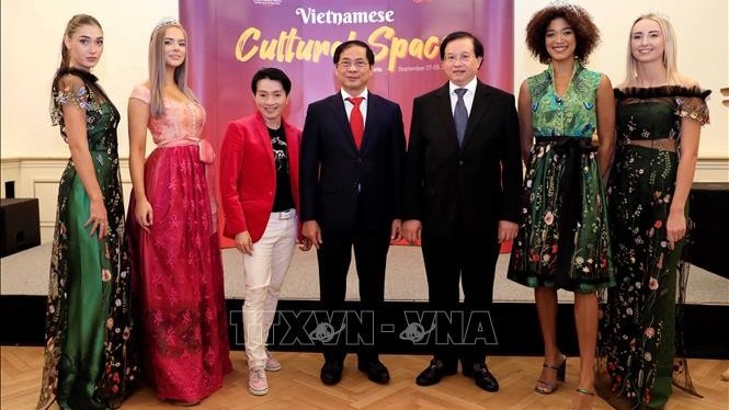 Một người Áo gốc Việt lặng lẽ đưa tà áo dài Việt Nam lan toả ra thế giới