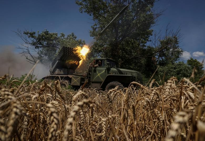 Quân nhân Ukraine thuộc Lữ đoàn bộ binh cơ giới riêng biệt số 59 bắn hệ thống pháo phản lực BM-21 Grad về phía quân đội Nga gần tiền tuyến Avdiivka, vùng Donetsk, ngày 18/7. BM-21 Grad là hệ thống pháo phản lực bắn loạt được giới khoa học quân sự Nga thiế