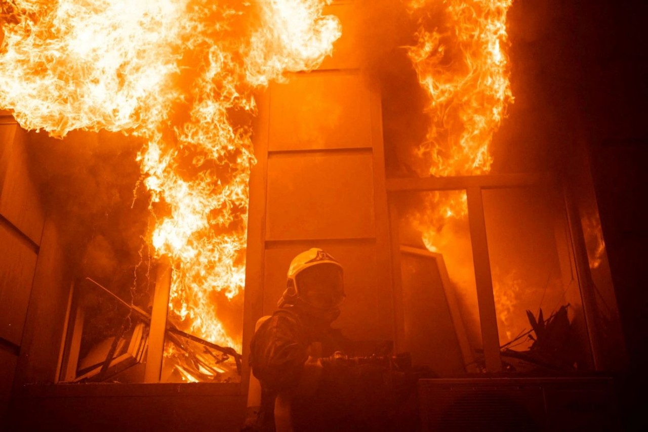 Ảnh ấn tượng (17-23/7): Dọa trả đũa, Tổng thống Nga nói Ukraine tấn công cầu Crimea là ‘vô nghĩa’; pháo huyền thoại khai hỏa ở Donetsk, ‘nóng’ vụ đốt