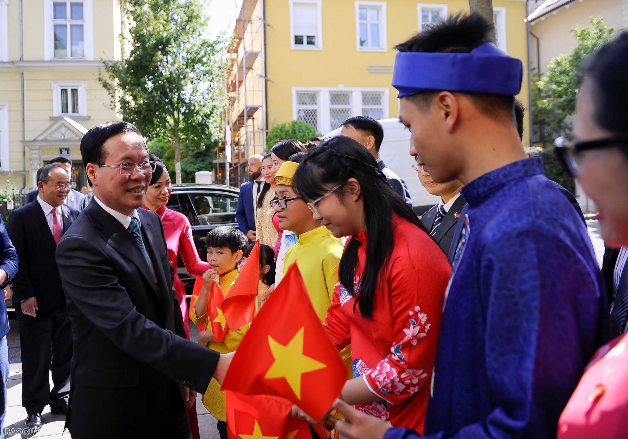 President Vo Van Thuong arrived Vienna, starting official visit to Austria