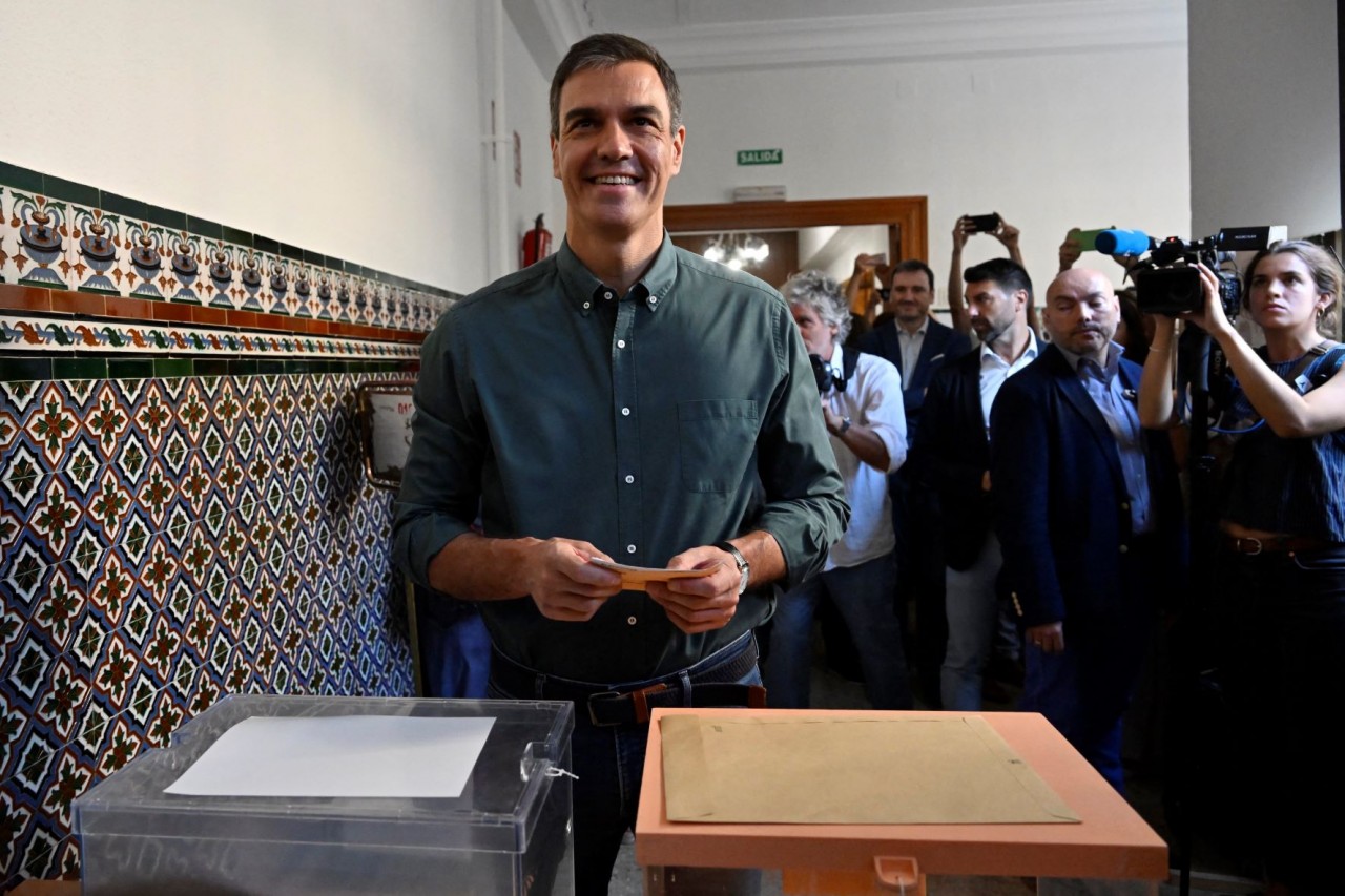 Thủ tướng Tây Ban Nha Pedro Sanchez, ứng cử viên của đảng Xã hội (PSOE), bỏ phiếu tại một địa điểm bầu cử ở Madrid, Tây Ban Nha, ngày 23/7/2023. (Nguồn: AFP)
