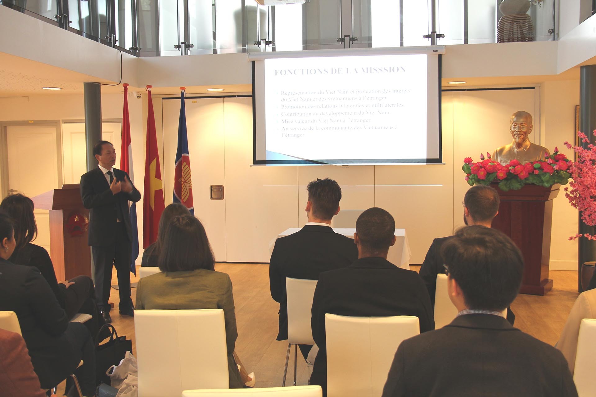 Đại sứ Phạm Việt Anh đã trao đổi với học viên về những quan điểm lớn trong chính sách đối ngoại Việt Nam, những trụ cột cơ bản của ngoại giao Việt Nam.
