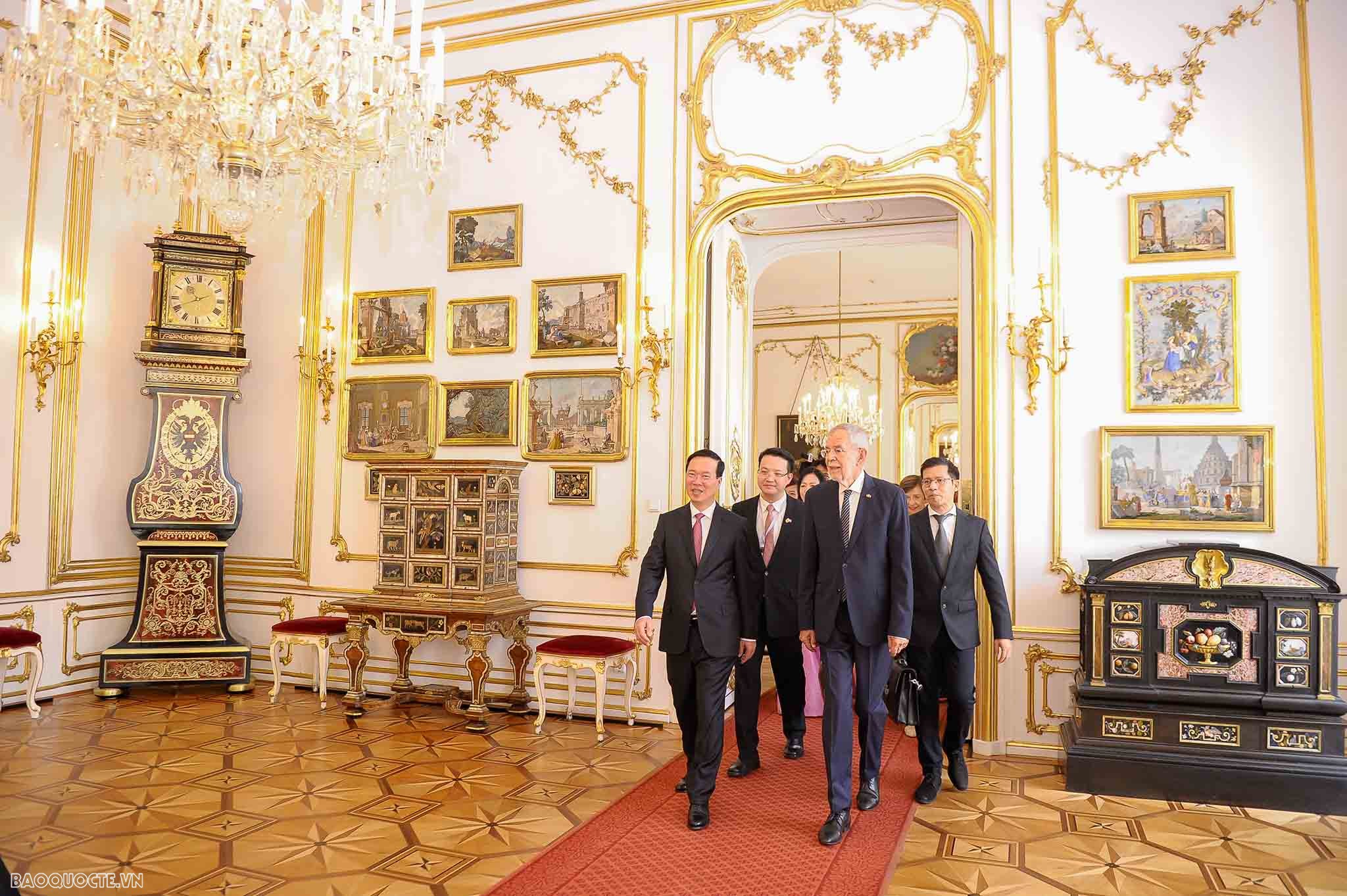 Lễ đón chính thức Chủ tịch nước và Phu nhân tại Phủ Tổng thống Áo
