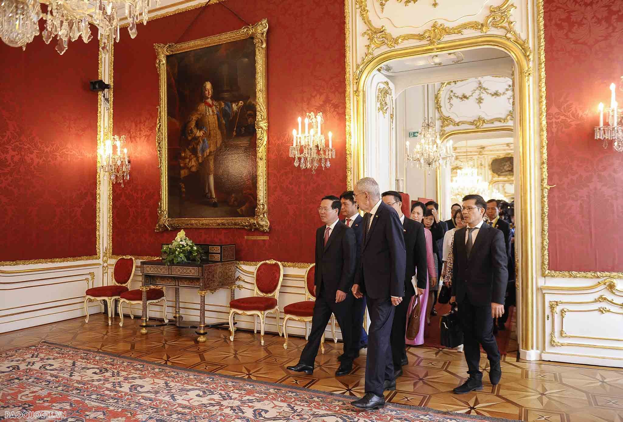 Lễ đón chính thức Chủ tịch nước và Phu nhân tại Phủ Tổng thống Áo