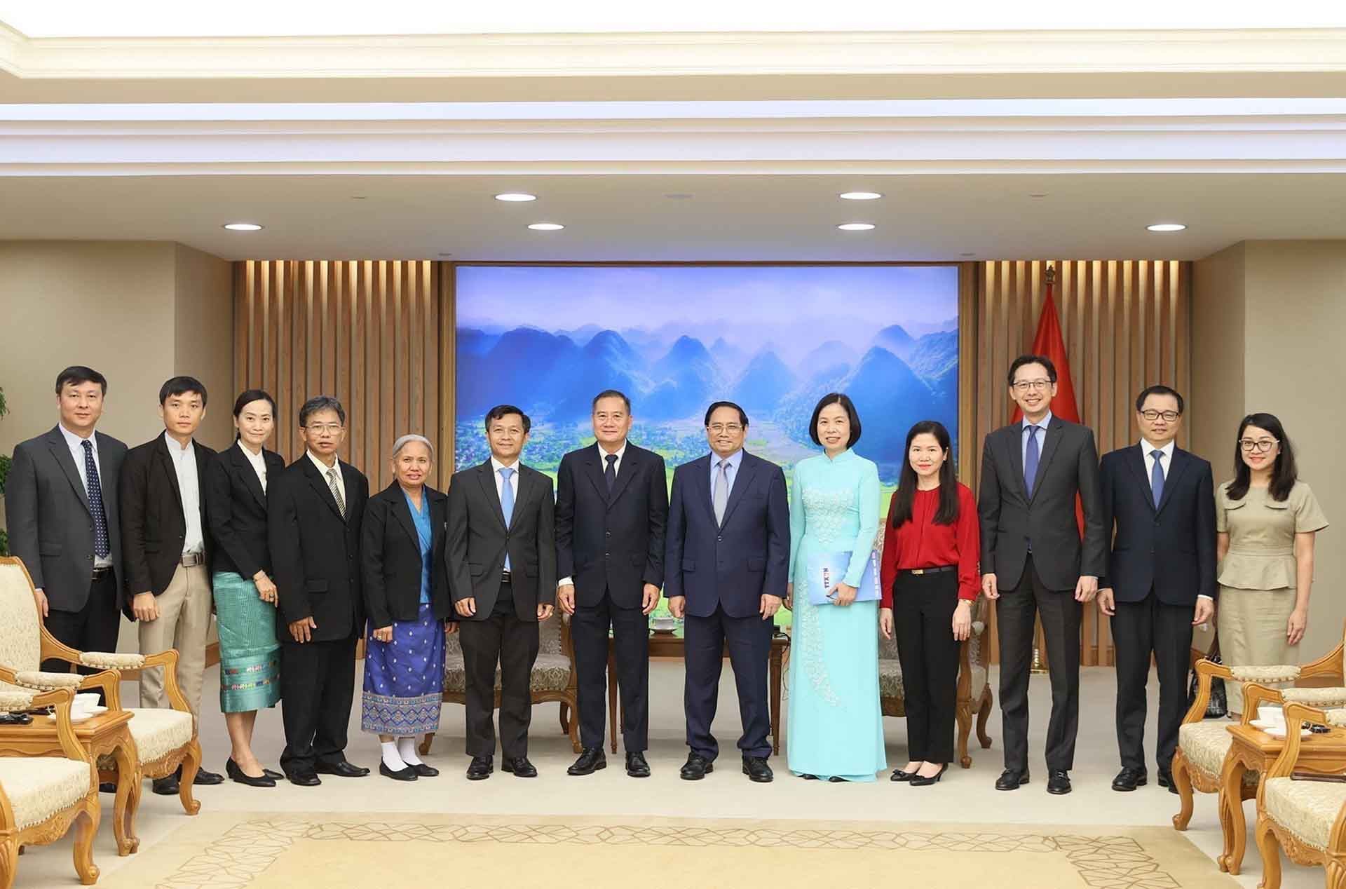 Thủ tướng Phạm Minh Chính và Tổng giám đốc Thông tấn xã Pathet Lào Khampheuy Philapha cùng các đại biểu. (Nguồn: TTXVN)