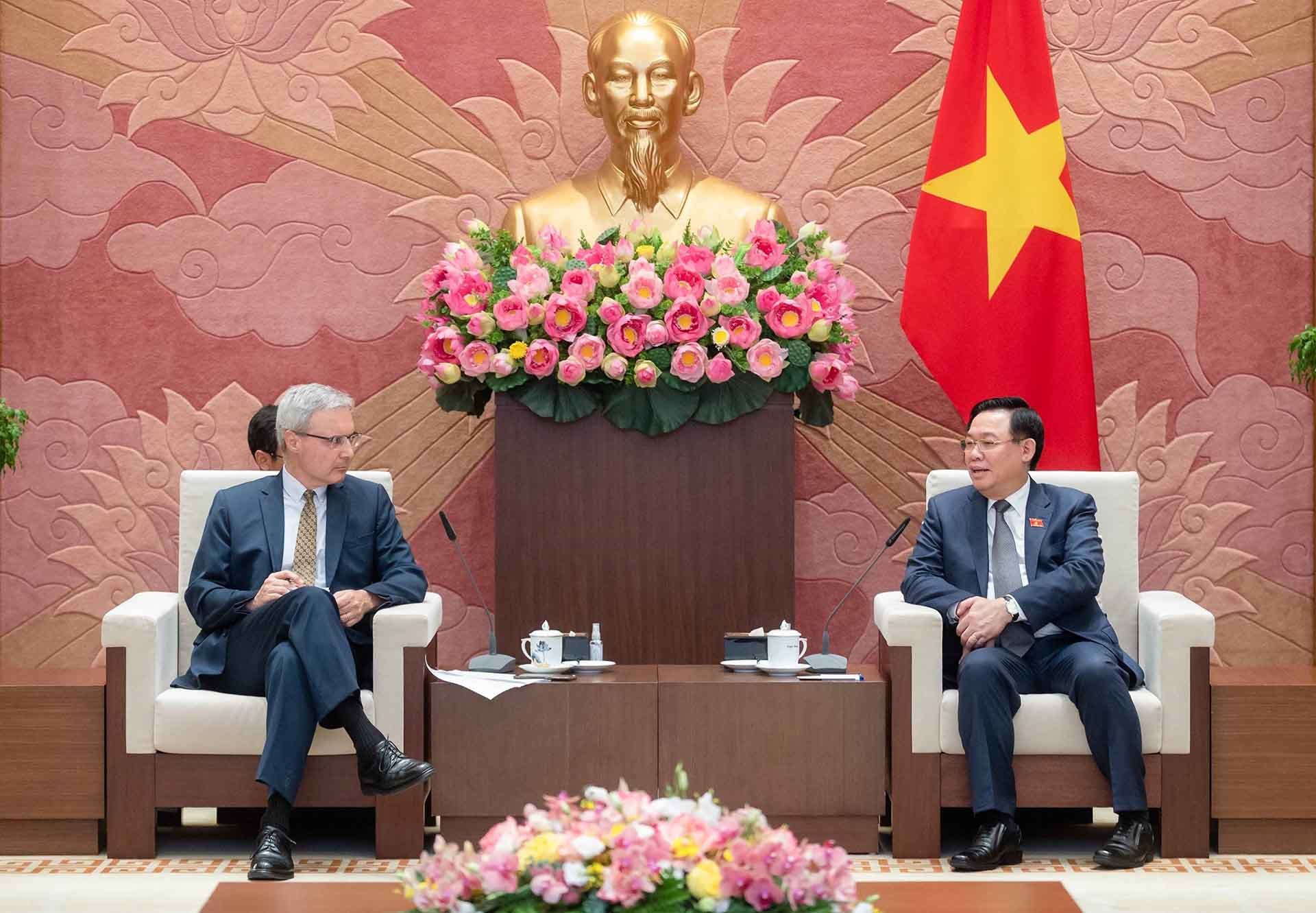 Chủ tịch Quốc hội Vương Đình Huệ tiếp Đại sứ Cộng hòa Pháp tại Việt Nam Nicolas Warnery. (Nguồn: TTXVN)