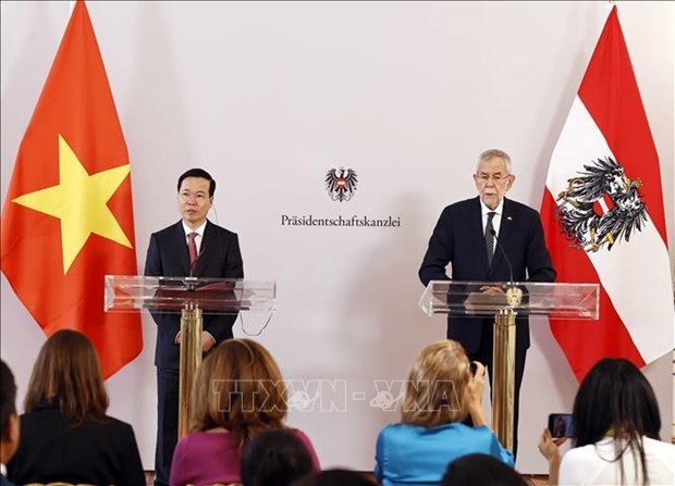 President Vo Van Thuong (left) and his Austrian counterpart Alexander Van der Bellen meet with the press following their talks. (Photo: VNA)