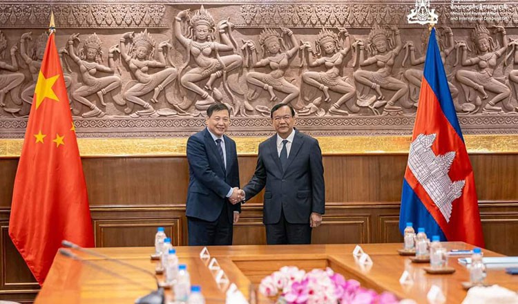 (07.25) Phó Thủ tướng, Bộ trưởng Ngoại giao và Hợp tác quốc tế Prak Sokhonn và Phó Trưởng Ban Liên lạc Đối ngoại Trung ương Đảng Cộng sản Trung Quốc Tiền Hồng Sơn ngày 24/7. (Nguồn: Khmer Times)