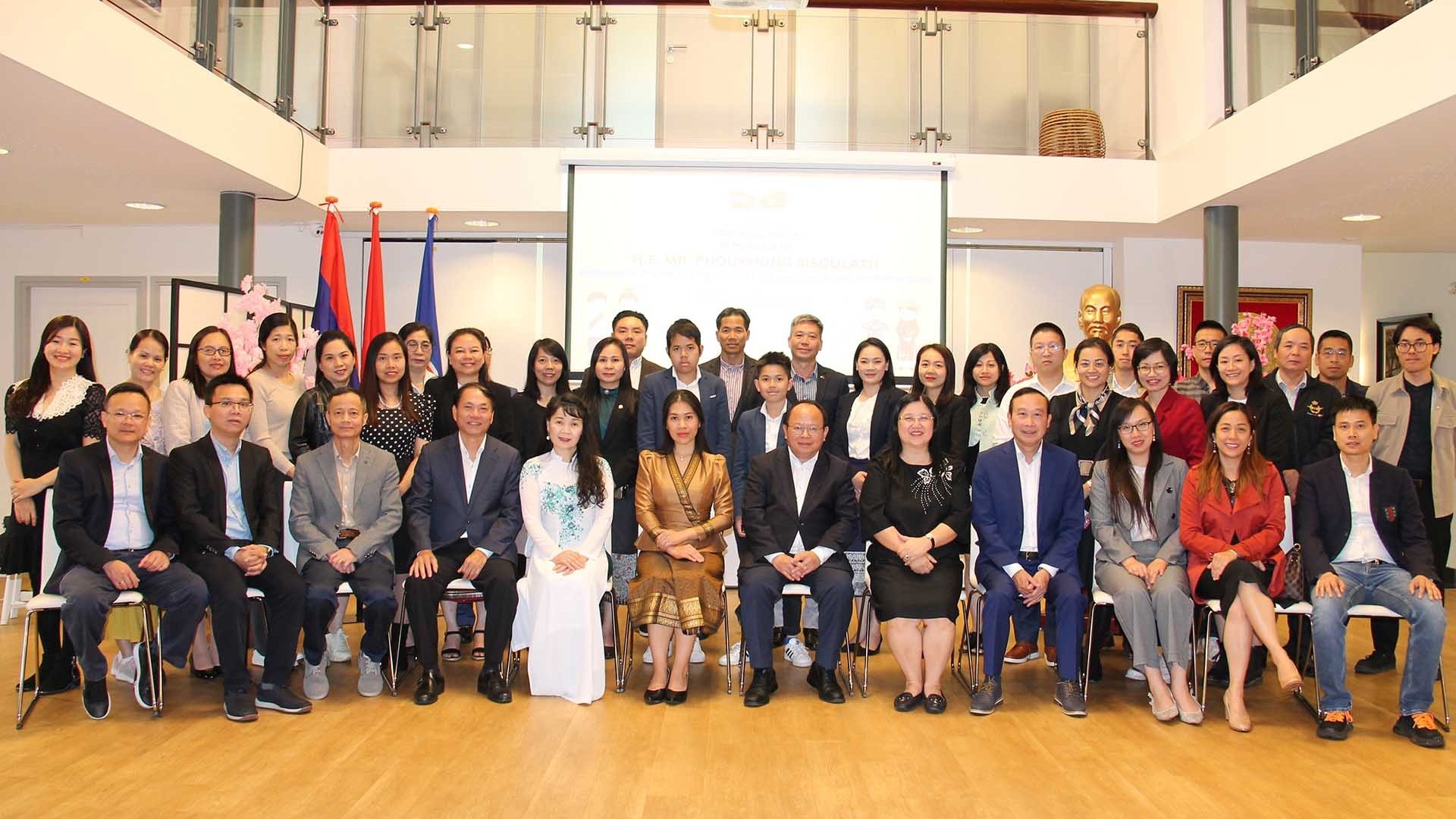 Gặp gỡ chia tay Đại sứ Lào tại Bỉ, kiêm nhiệm Hà Lan, Luxembourg