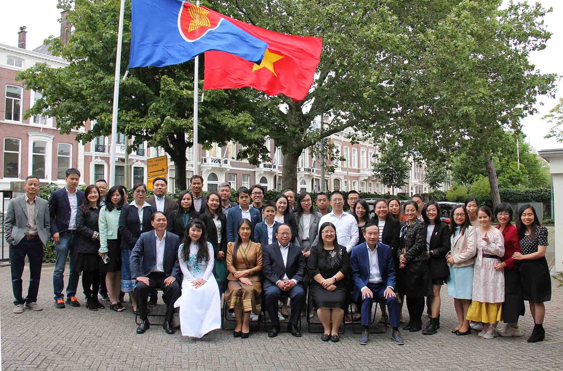 Gặp gỡ chia tay Đại sứ Lào tại Bỉ, kiêm nhiệm Hà Lan, Luxembourg
