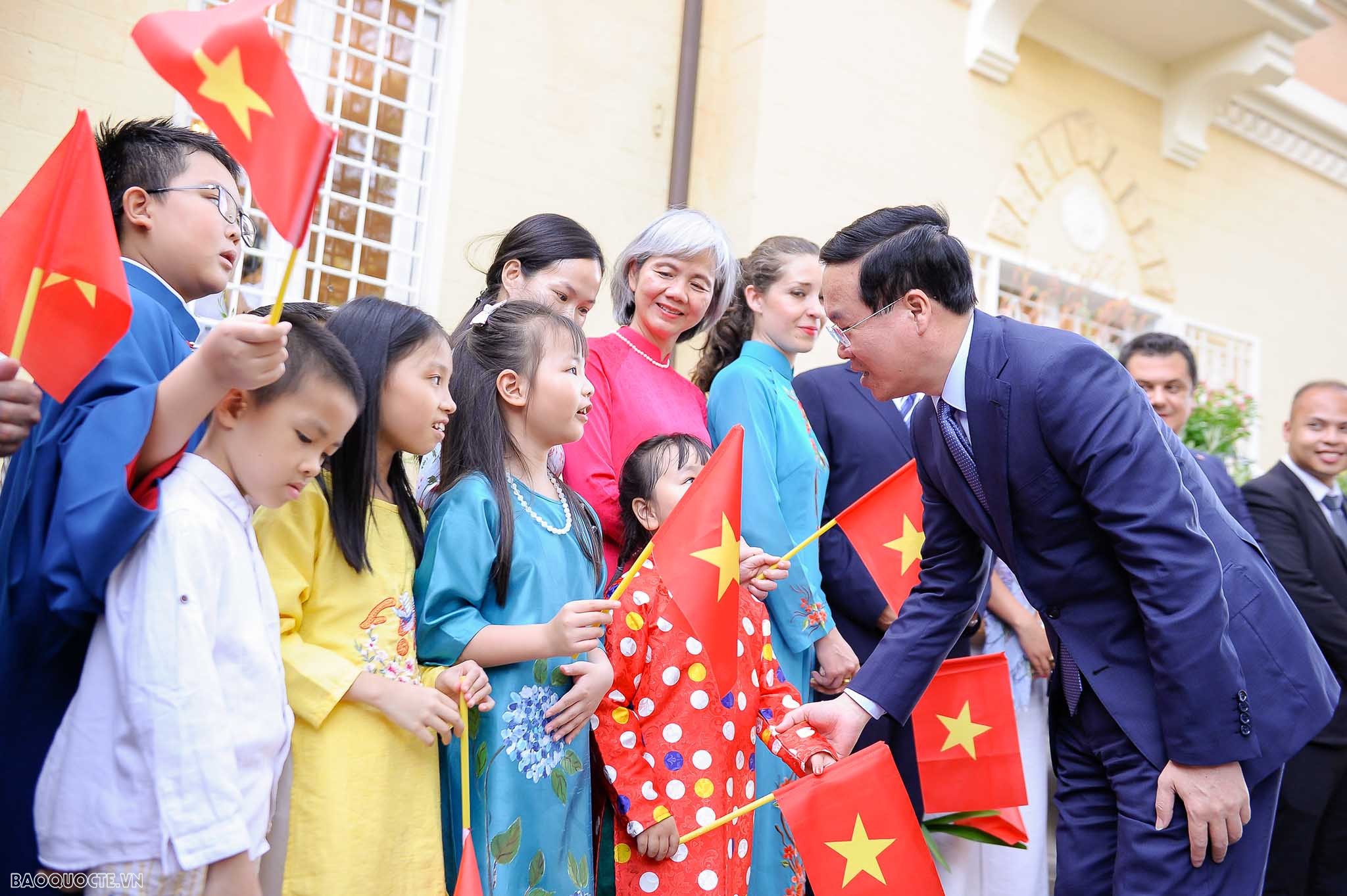 President Vo Van Thuong meets Vietnamese community, foreign friends in Italy