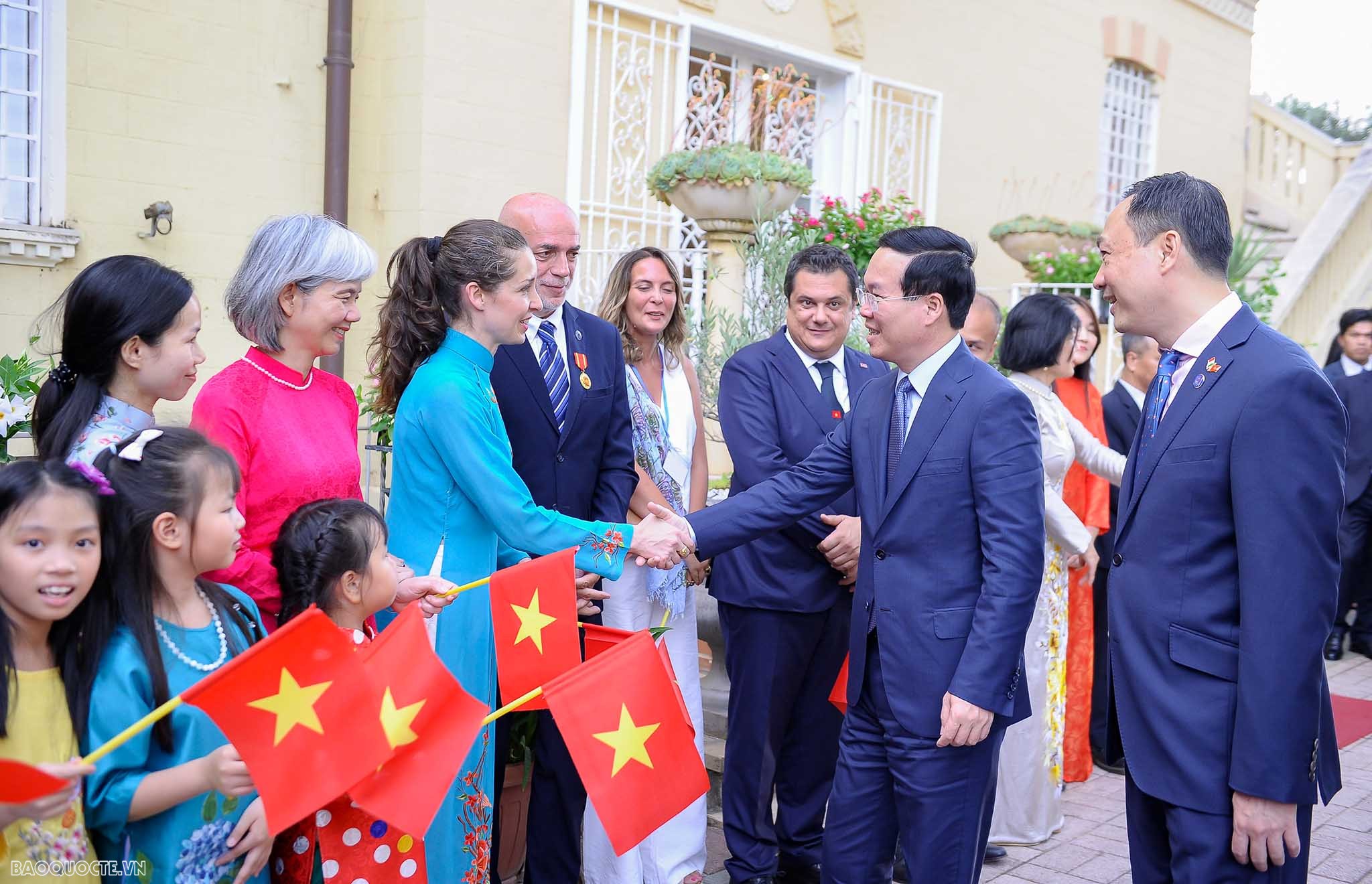 President Vo Van Thuong meets Vietnamese community, foreign friends in Italy