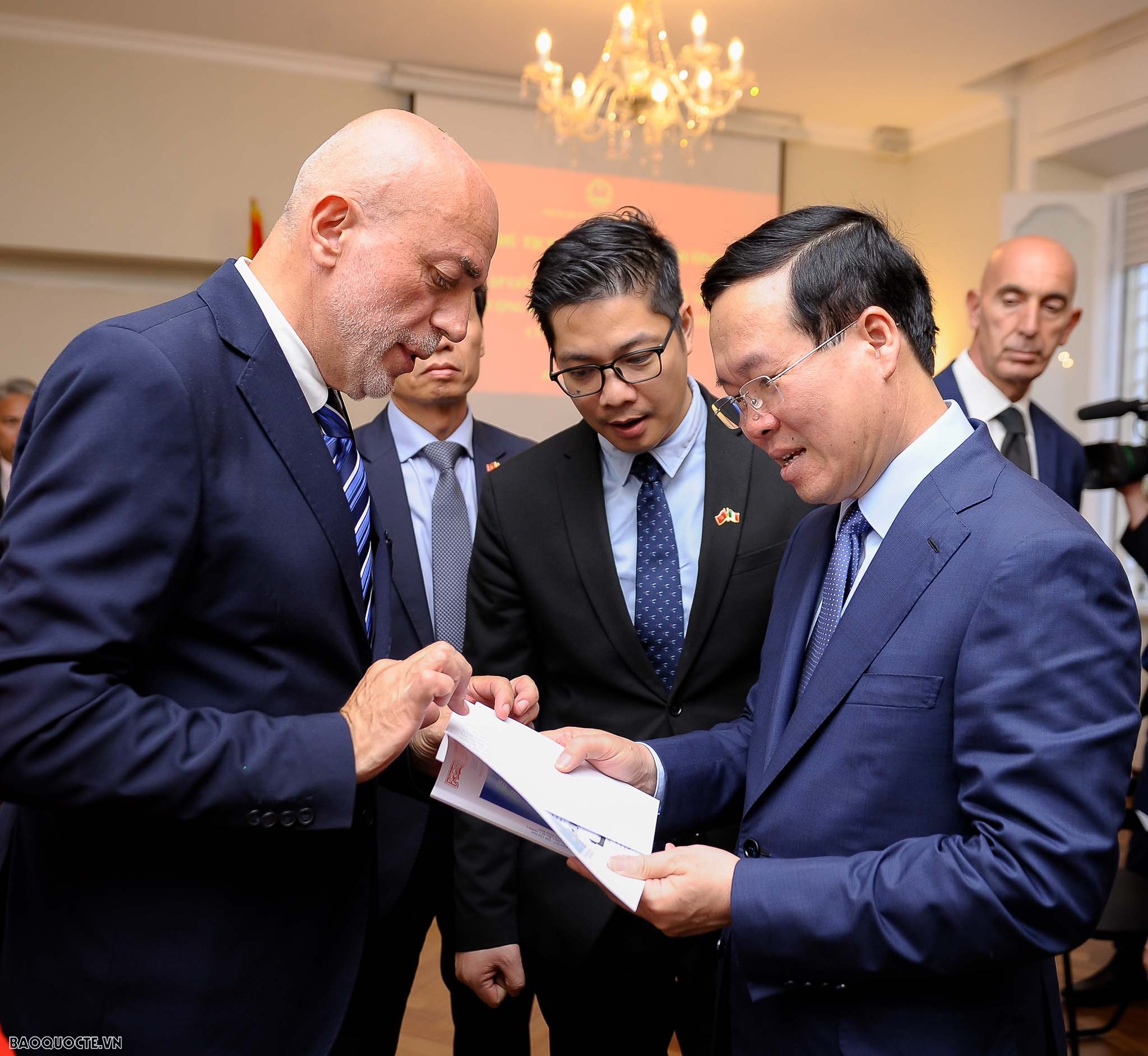 President Vo Van Thuong meets Vietnamese community, foreign friends in Italy