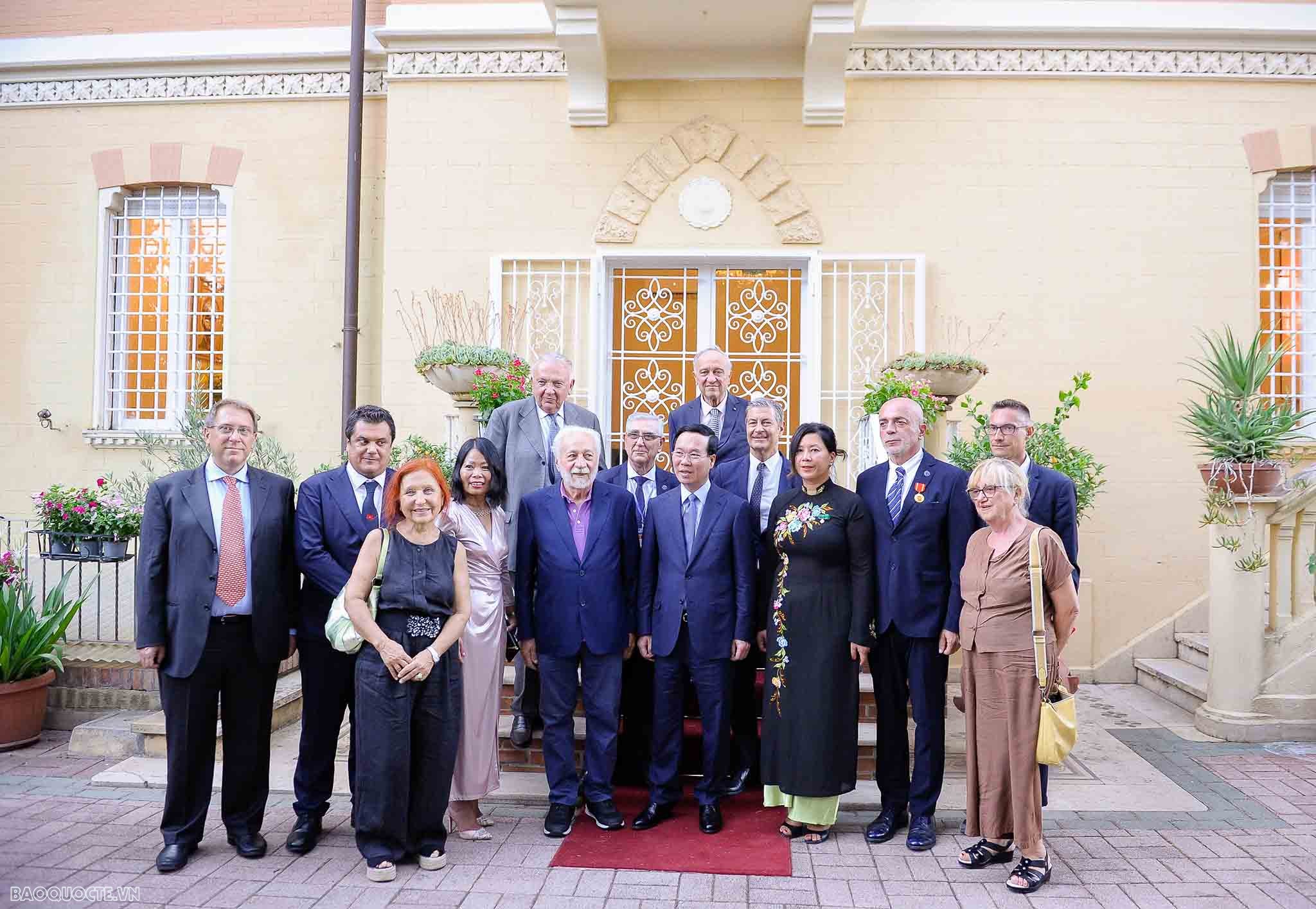 President Vo Van Thuong meets Vietnamese community, foreign friends in Italy