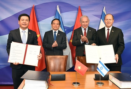 Phó Thủ tướng Trần Lưu Quang và Thủ tướng Israel Benjamin Netanyahu chứng kiến lễ ký kết Hiệp định thương mại tự do Việt Nam-Israel (VIFTA). Ảnh: VGP