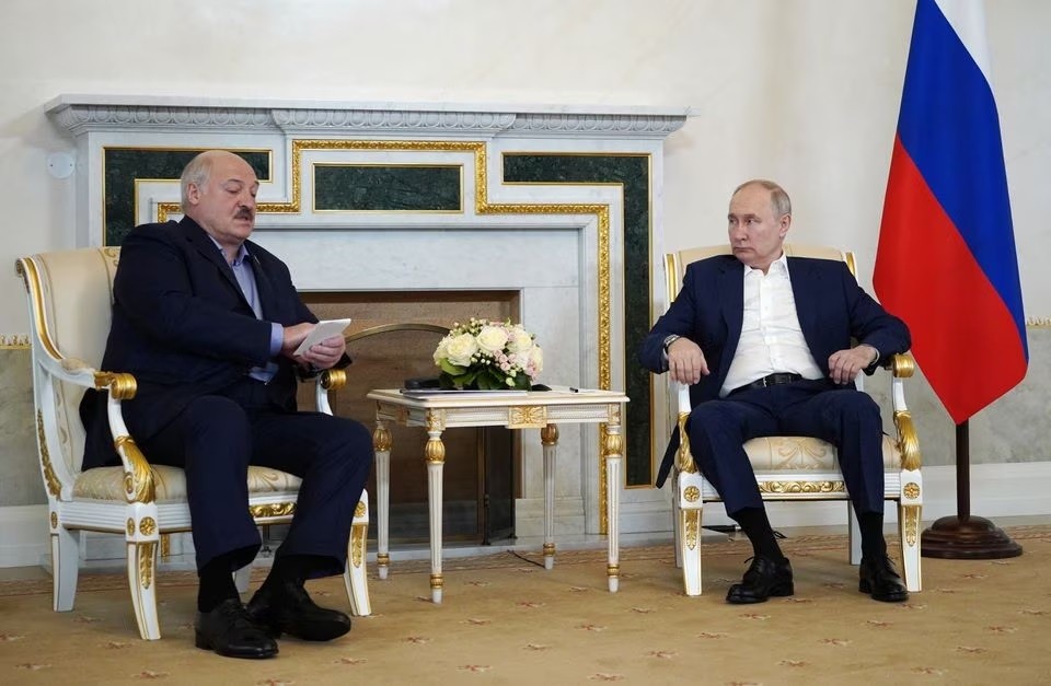 Tổng thống Nga Vladimir Putin (phải) và người đồng cấp Belarus Alexander Lukashenko trong cuộc hội đàm ở Saint Petersburg, Nga, ngày 23/7. (Nguồn: Reuters)