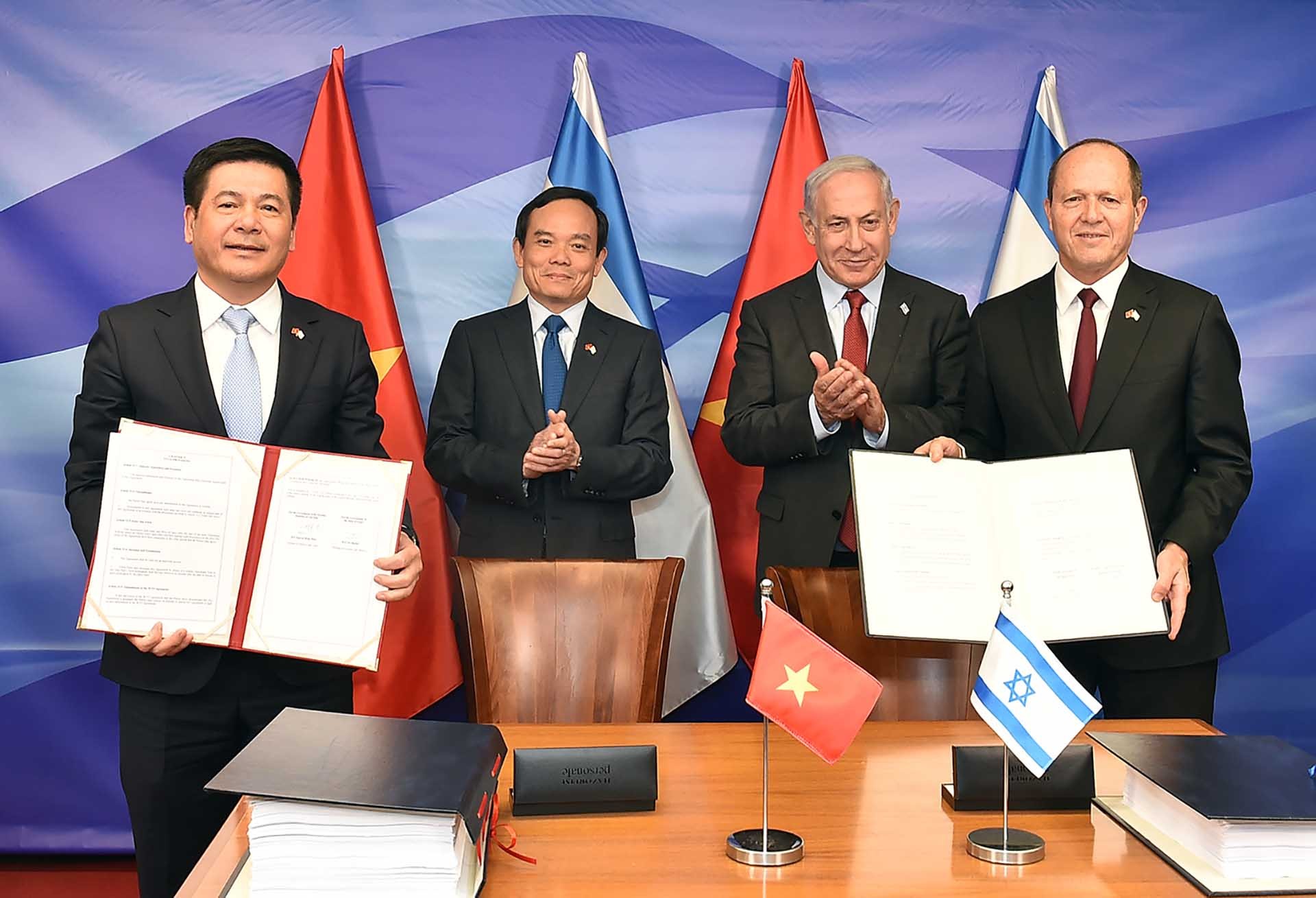Phó Thủ tướng Trần Lưu Quang và Thủ tướng B. Netanyahu đã cùng chứng kiến lễ ký kết Hiệp định Thương mại tự do Việt Nam-Israel. (Nguồn: VGP)