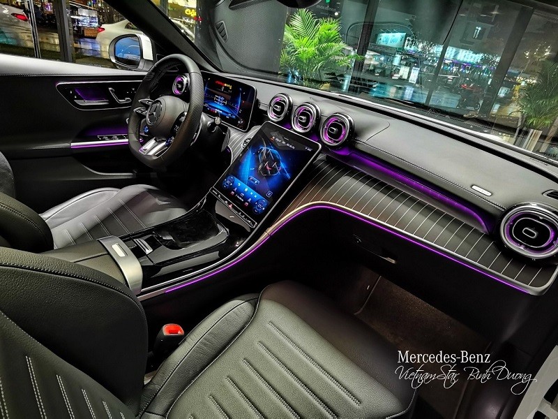Cận cảnh Mercedes-AMG C43 4Matic tại đại lý, với giá bán 2,96 tỷ đồng