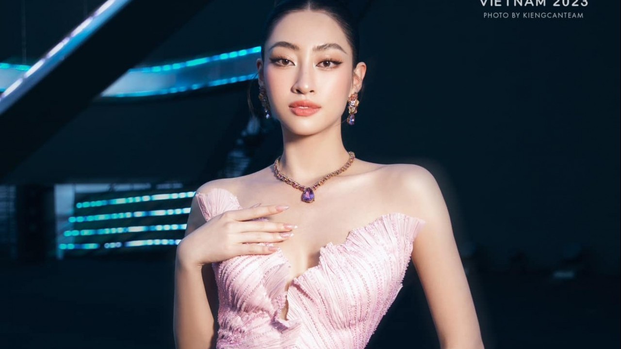 Hoa hậu Lương Thùy Linh sexy với đầm hồng xẻ cao
