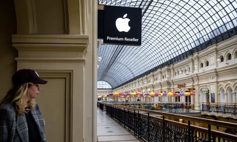 Biển hiệu của công ty Apple tại một trung tâm thương mại ở thủ đô Moskva, Nga, hồi năm 2021. Ảnh: AFP