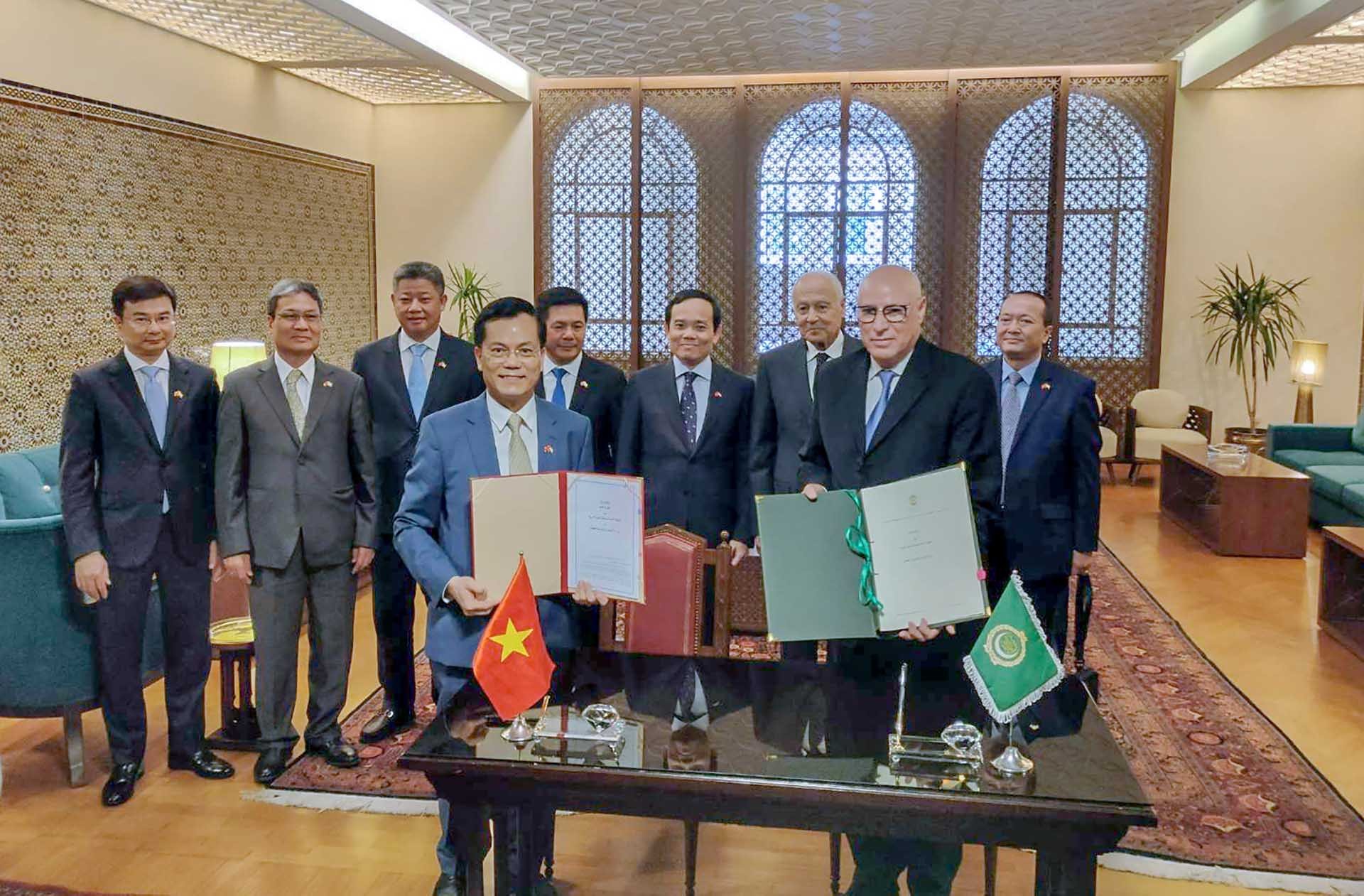 Trước sự chứng kiến của Phó Thủ tướng Trần Lưu Quang và Tổng thư ký Liên đoàn Arab Ahmed Aboul Gheit, Bộ Ngoại giao Việt Nam và Ban Thư ký Liên đoàn Arab đã ký kết Biên bản ghi nhớ (MoU) thiết lập quan hệ hợp tác. Trước sự chứng kiến của Phó Thủ tướng Trần Lưu Quang và Tổng thư ký Liên đoàn Arab Ahmed Aboul Gheit, Bộ Ngoại giao Việt Nam và Ban Thư ký Liên đoàn Arab đã ký kết Biên bản ghi nhớ (MoU) thiết lập quan hệ hợp tác.