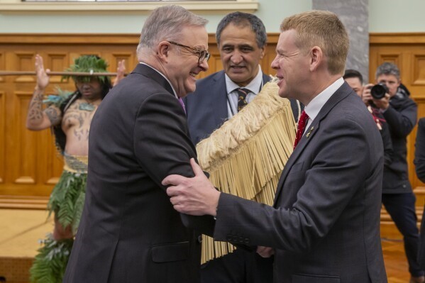  Thủ tướng New Zealand Chris Hipkins với người đồng cấp Australia Anthony Albanese ngày 26/7. (Nguồn: AP)