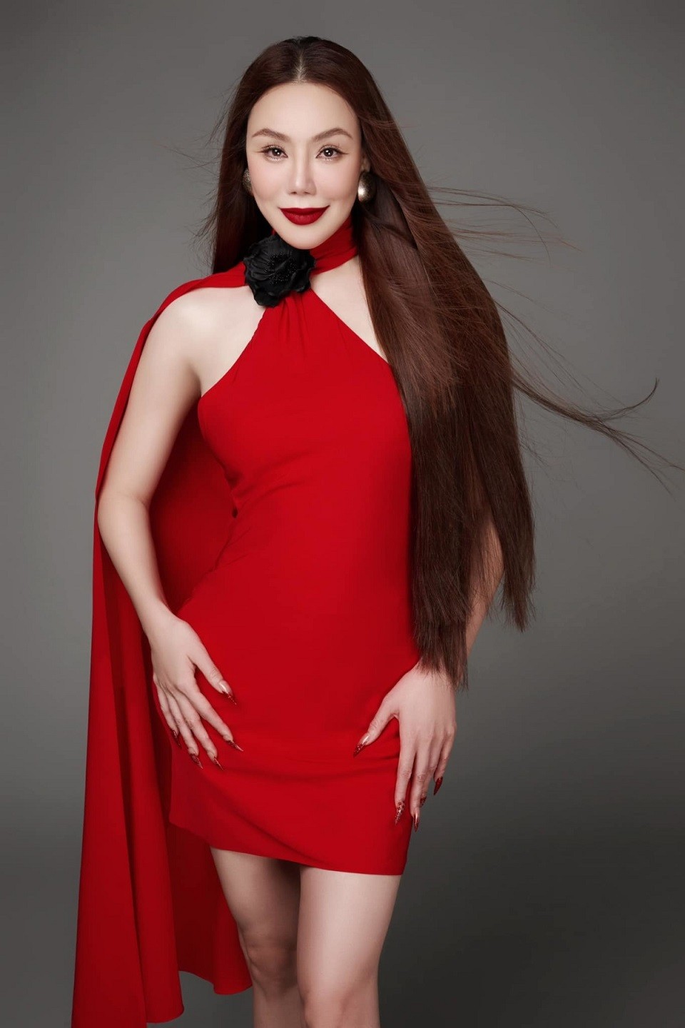 Khác với phong cách trước đây, nữ ca sĩ Hồ Quỳnh Hương được khán giả nhận xét trông khác lạ khi mặc đầm đỏ rực cổ yếm, kiểu dáng khoe vòng eo.