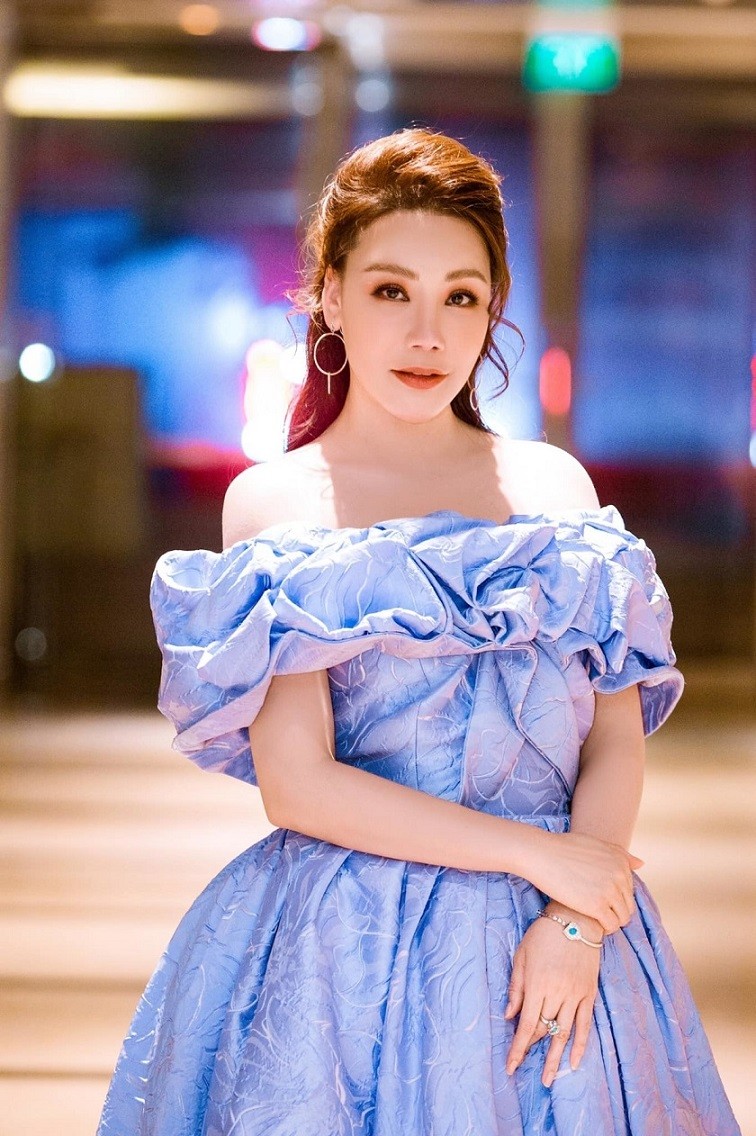  Phong cách đầm công chúa cũng gắn bó với Hồ Quỳnh Hương một thời, giờ không còn được cô ưa chuộng.