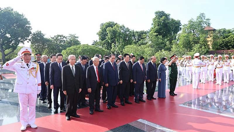 Lãnh đạo Đảng, Nhà nước tưởng niệm các Anh hùng liệt sĩ và vào Lăng viếng Chủ tịch Hồ Chí Minh