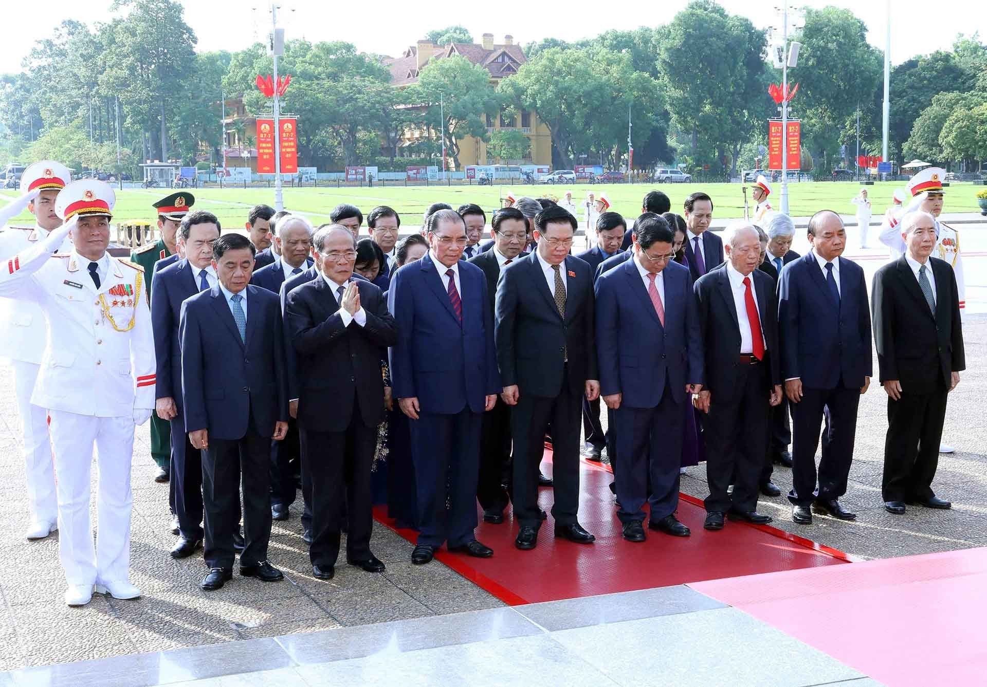Lãnh đạo Đảng, Nhà nước đến đặt vòng hoa và vào Lăng viếng Chủ tịch Hồ Chí Minh. (Nguồn: TTXVN)