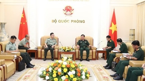 Deputy Defence Minister receives China's Defence Attaché in Vietnam