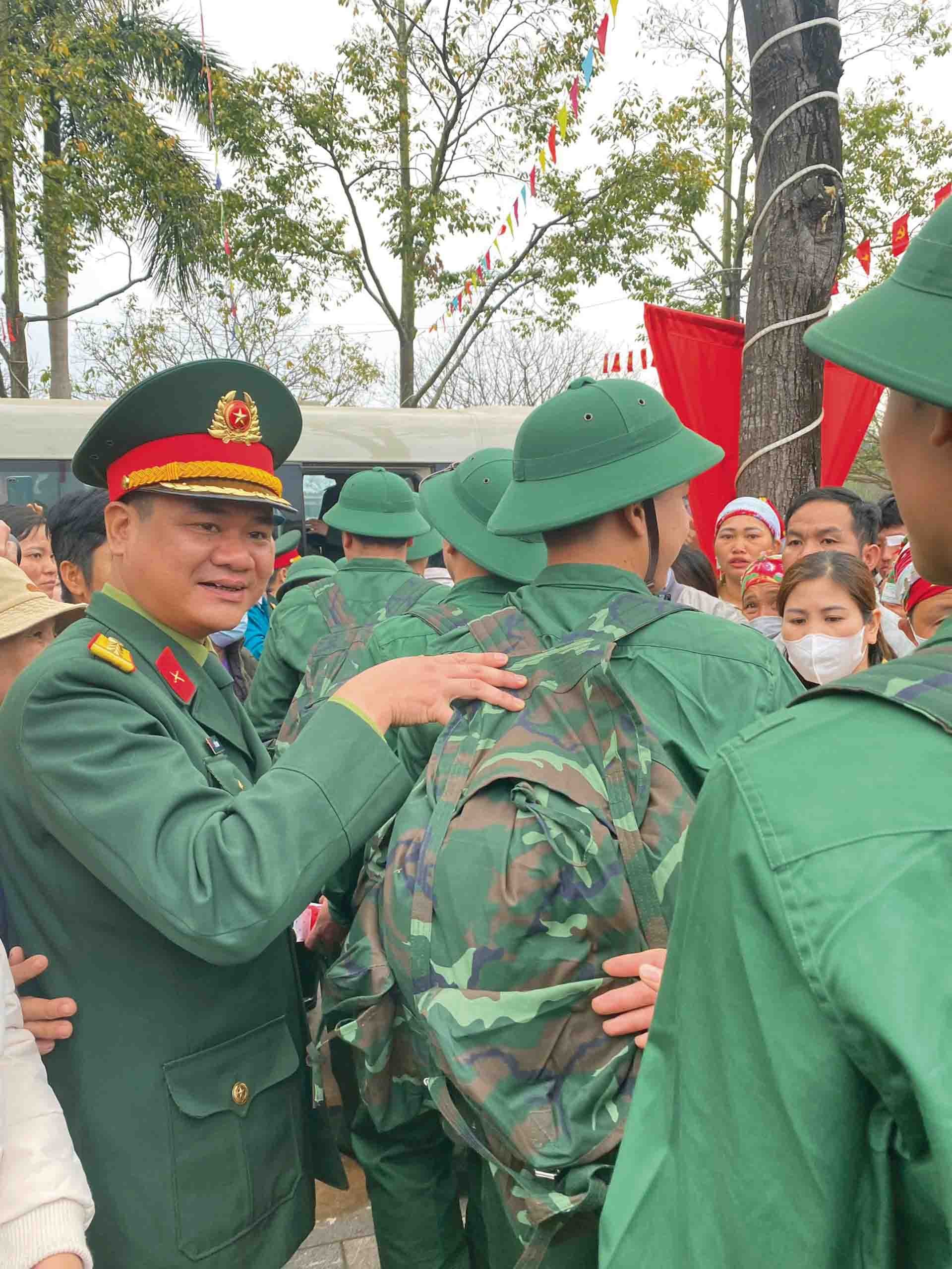 Thượng tá Lý Tiến Nam tiếp bước cha mình, lựa chọn binh nghiệp,  gắn bó với nhiệm vụ bảo vệ Tổ quốc. (Ảnh: NVCC)