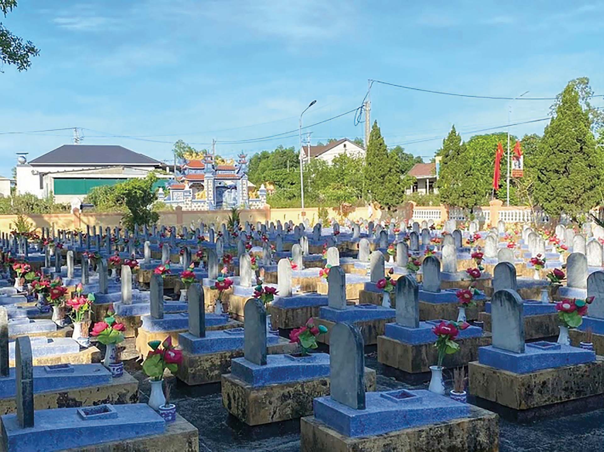 Nghĩa trang liệt sĩ xã Triệu Ái anh hùng hiện có 402 phần mộ liệt sĩ. (Ảnh: NVCC)