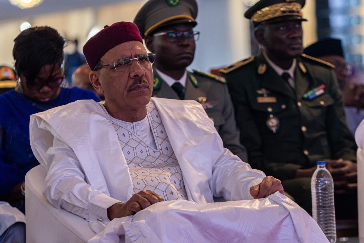 Tổng thống Niger Mohamed Bazoum đã bị phế truất vài giờ sau khi bị giam giữ trong dinh tổng thống. (Nguồn: Bloomberg)