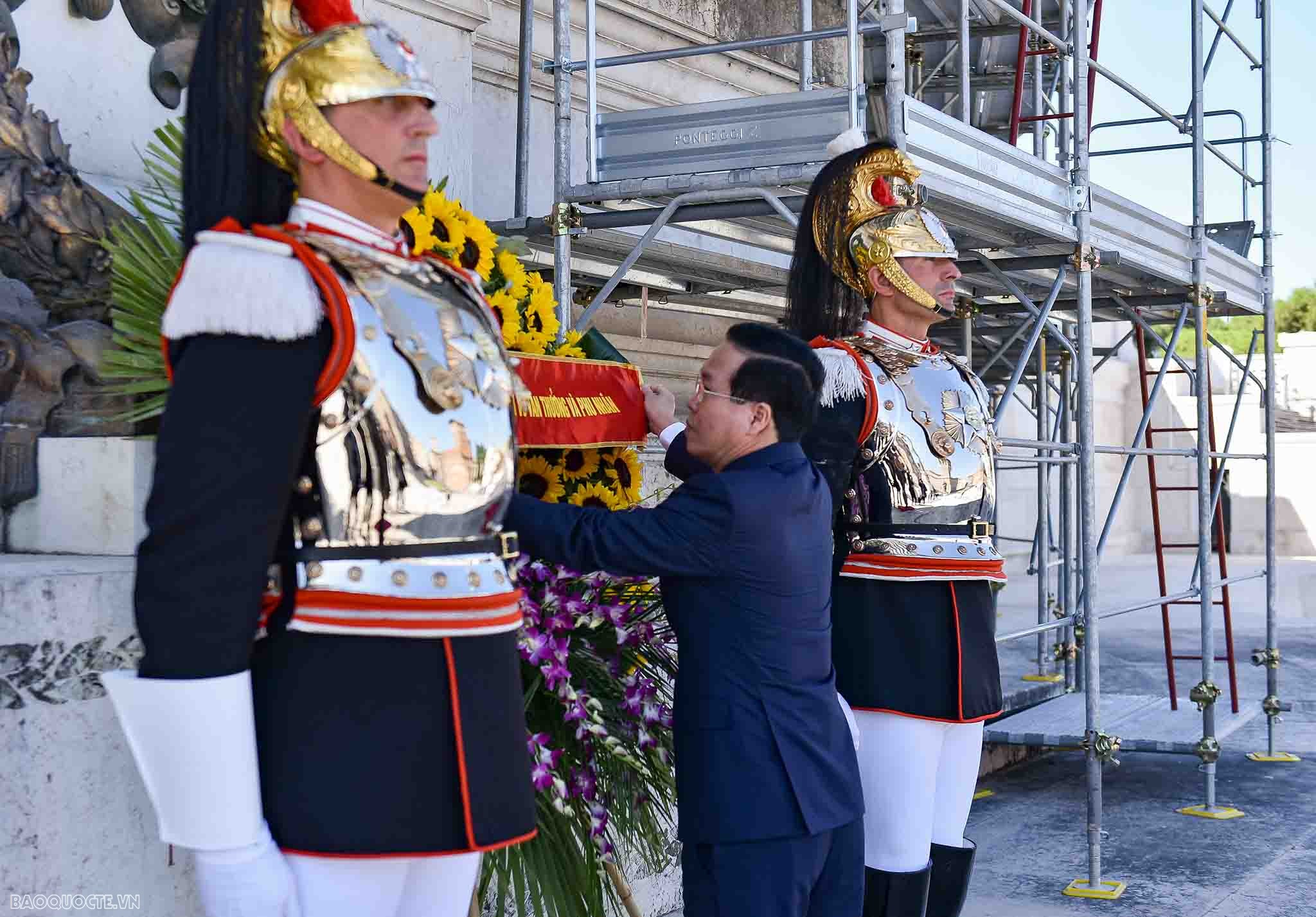 Chủ tịch nước và phu nhân đặt vòng hoa tại Đài Tổ quốc