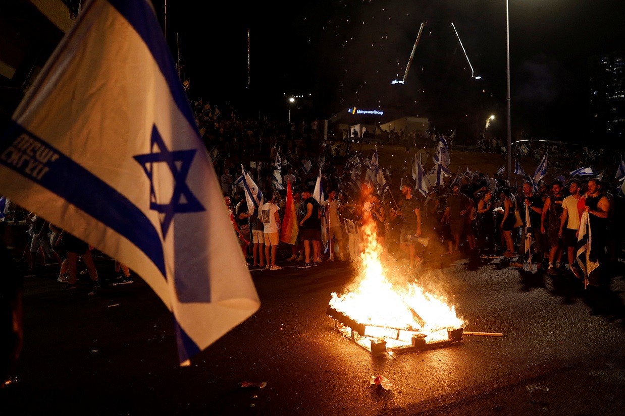 Dòng người biểu tình đã chặn đường quốc lộ Ayalon, sau khi Quốc hội thông qua dự luật quan trọng hạn chế quyền của Tòa án Tối cao Israel hôm 24/7. (Nguồn: Reuters)
