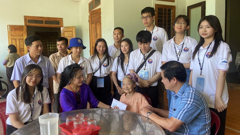 (07.28) Mẹ Ngô Thị Xiếc tiếp nhận phần quà từ Đoàn Trại hè Việt Nam 2023. (Nguồn: Huy Anh)