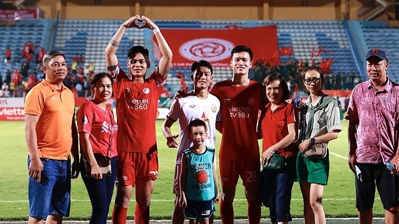 V-League 2023: Người thân xuống sân chúc mừng chiến thắng đậm của CLB Viettel trước Hà Tĩnh