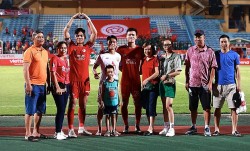 V-League 2023: Người thân xuống sân chúc mừng chiến thắng đậm của CLB Viettel trước Hà Tĩnh