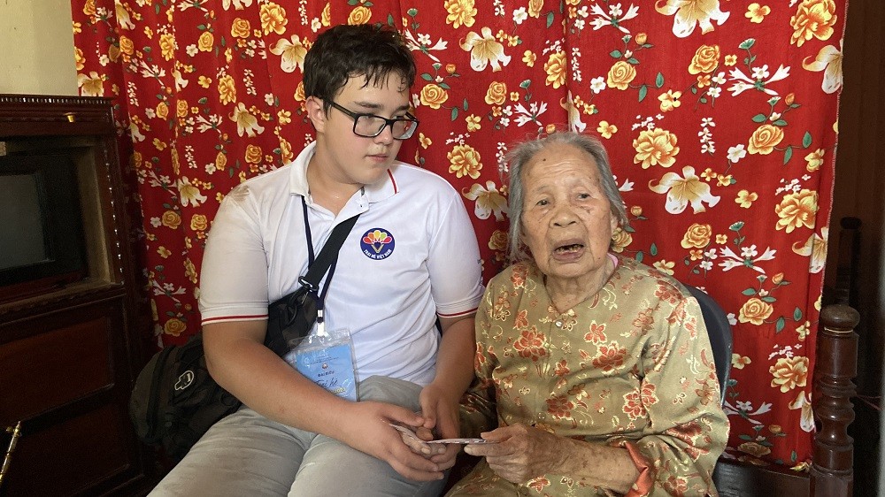 (07.28) dù chưa thạo tiếng Việt lắm, nhưng Kravchenko (Ukraine) vẫn cố gắng ngồi gần Mẹ để nghe Mẹ chia sẻ. (Nguồn: SCOV)