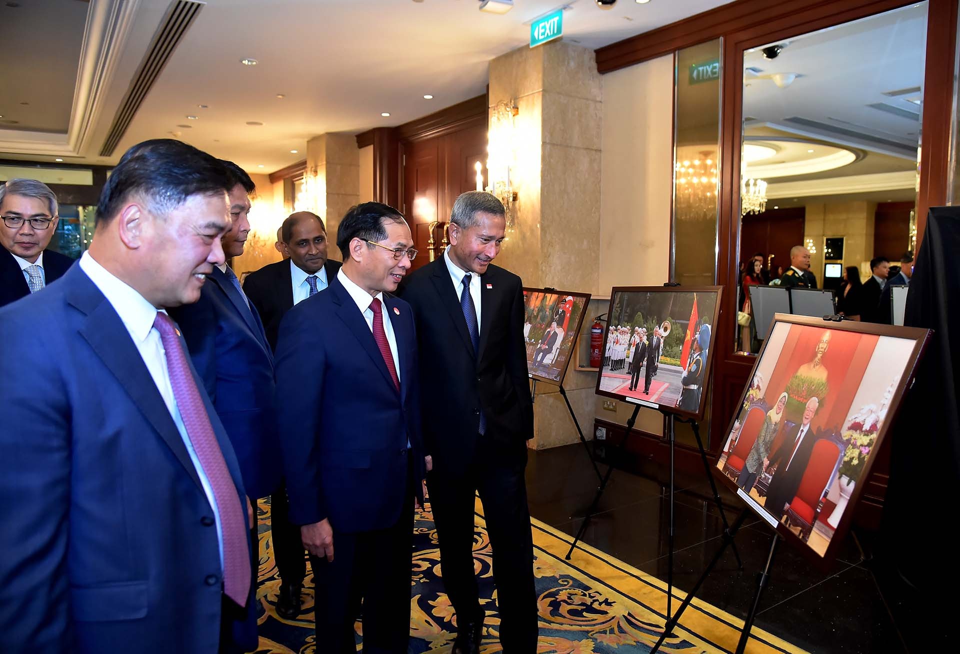 Bộ trưởng Ngoại giao Bùi Thanh Sơn cùng Bộ trưởng Ngoại giao Singapore Vivian Balakrishnan tham quan triển lãm ảnh tại Lễ kỷ niệm 50 năm ngày thiết lập quan hệ ngoại giao và 10 năm Đối tác chiến lược,  tại Singapore ngày 17/7. (Ảnh: Quang Hòa)