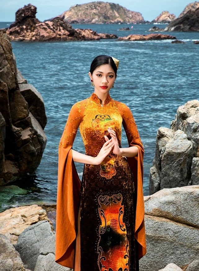 Phụ kiện khuyên tai đá quý, nón lá dát vàng giúp Á hậu 2 Miss World Vietnam 2023 trông sang trọng, đài các. 