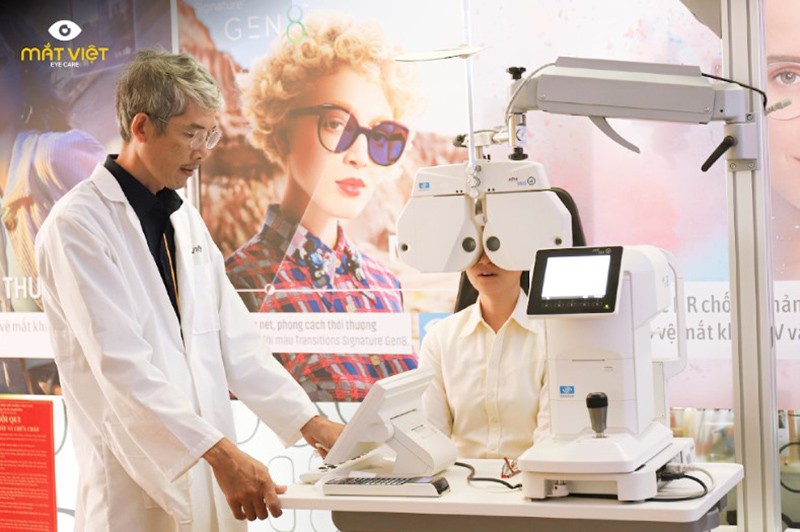 Mắt Việt tiên phong đưa quy trình đo mắt 12 bước được xây dựng và thiết kế bởi các chuyên gia khúc xạ nhãn khoa hàng đầu thế giới của tập đoàn Essilor đến Việt Nam, hoàn toàn miễn phí.