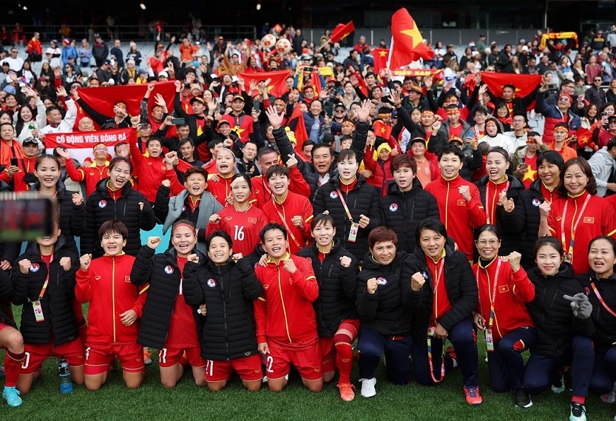 Trong lần đầu tiên giành quyền tham dự World Cup, đội tuyển nữ Việt Nam nhận được sự cổ vũ cuồng nhiệt của đông đảo người hâm mộ trên khán đài.