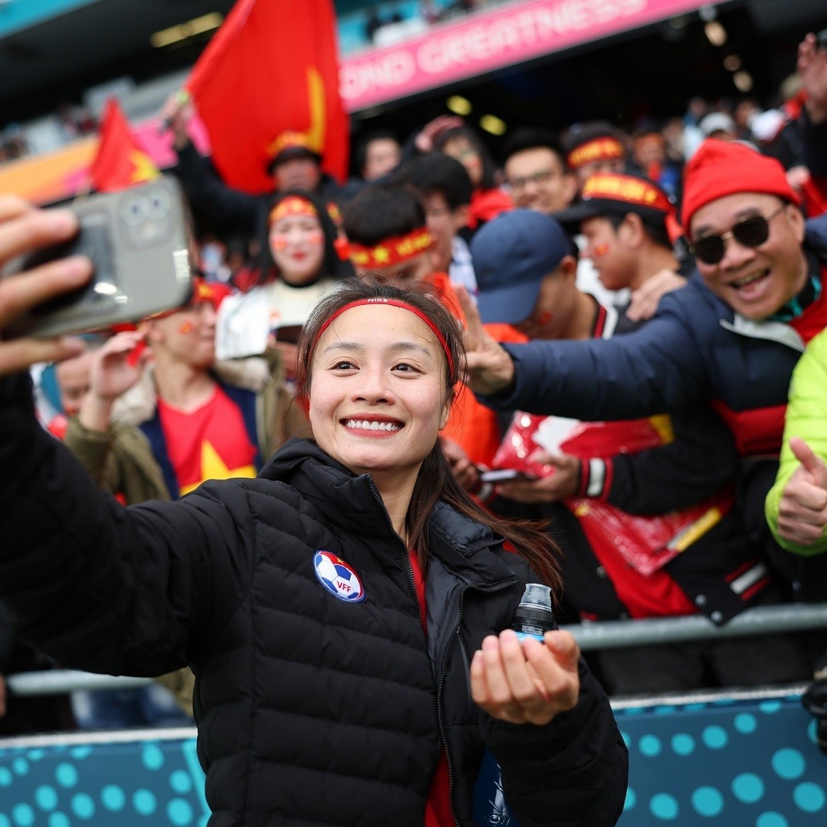 Khoảnh khắc Hoàng Thị Loan chụp ảnh selfie với người hâm mộ sau trận đấu với Mỹ. Cô khoe trải nghiệm đáng nhớ lần đầu tiên trong đời dự World Cup.