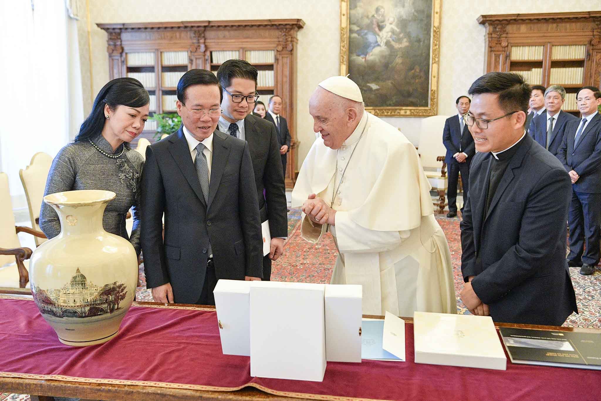 President Vo Van Thuong visits the Vatican, meets with Pope Francis